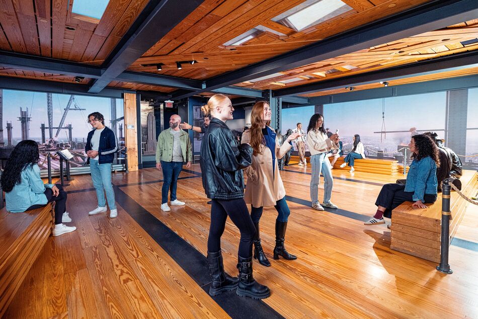 人们正在观察帝国大厦观景台的建造展览。